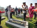 Jelang HUT ke-77 Bhayangkara, Kapolri dan Jajaran Ziarah ke TMP Kalibata
