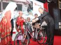 Hari Bhayangkara Ke-77, Kapolres Malang Berikan Bantuan Sepeda Untuk Kakak-Adik Pencari Rosokan