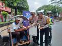 Kampanyekan Tertib Berlalu Lintas, Polisi Berbagi Sarapan Pagi Untuk Tukang Becak di Trenggalek