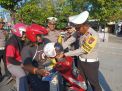Operasi Patuh Semeru 2023 Polisi Berbagi Helm Gratis di Ngawi