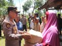 Kunjungi Warga Kecamatan Pule, Kapolres Trenggalek Serahkan Bansos