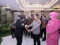 Kapolda Jatim Beri Penghargaan Briptu Tiara Berupa Pin Emas Atas Pendidikan yang Diraihnya di Turki
