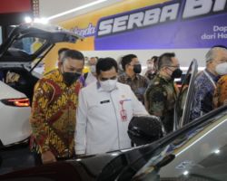 PEJABAT PEMBUKA TINJAU AREA PAMERAN GIIAS SURABAYA 2022