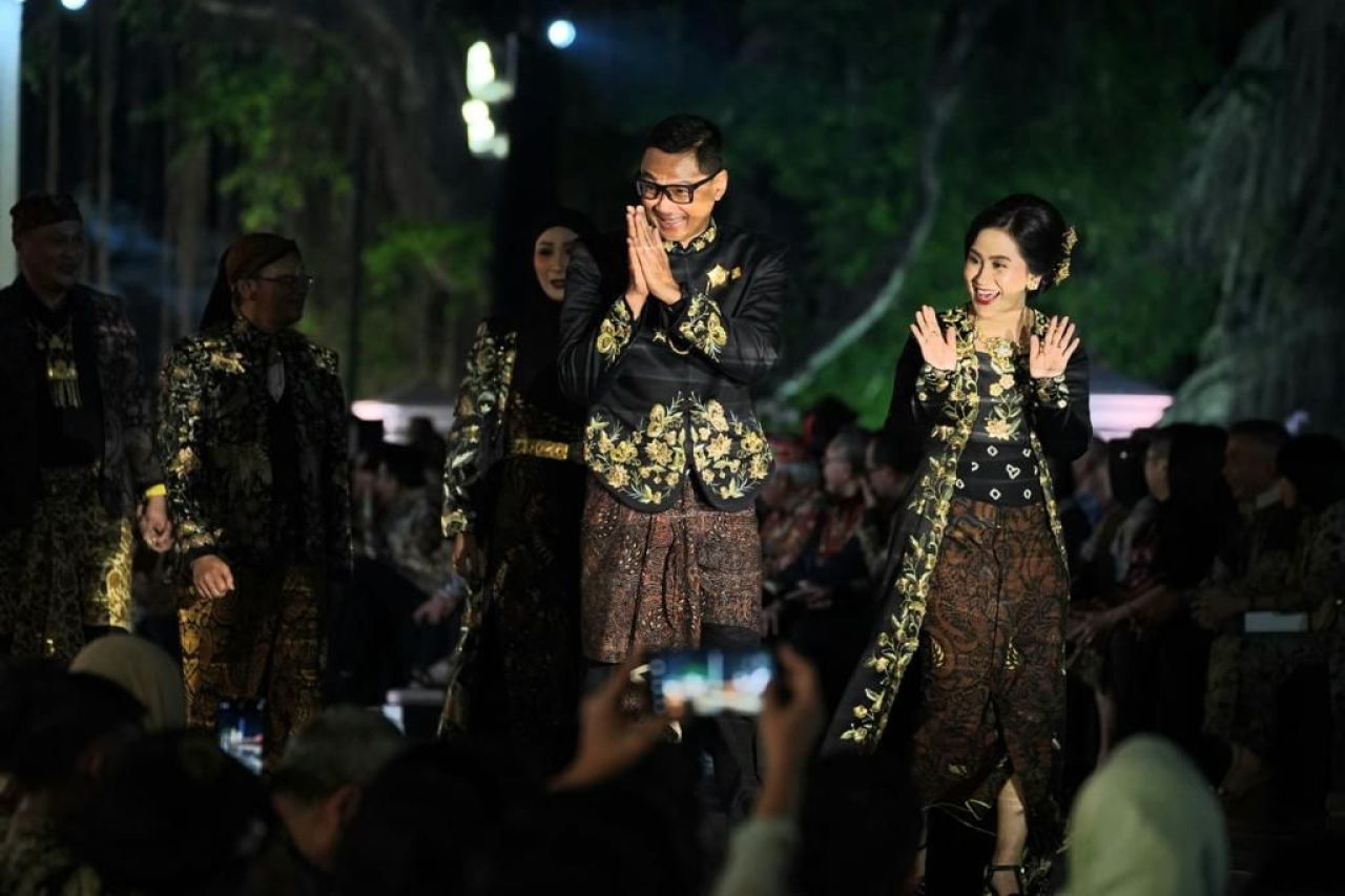 Hari Batik Nasional, Direksi PLN Tampilkan Perpaduan Busana Adat Solo dan Yogyakarta di Istana Negar