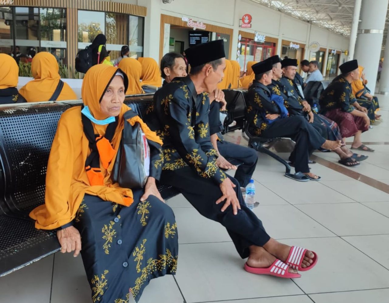 Tuntaskan Masalah Puluhan Jama'ah Terlantar di Bandara Juanda, Kader Ansor H Muhibbin : Ini Bentuk K