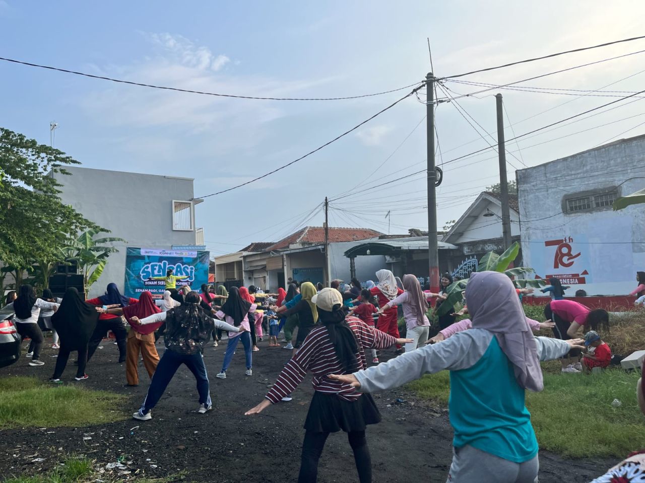 PLN Icon Plus SBU Jawa Bagian Timur Menggelar Program "SENSASI Senam Seru Asik Iconnet" di Sekardang