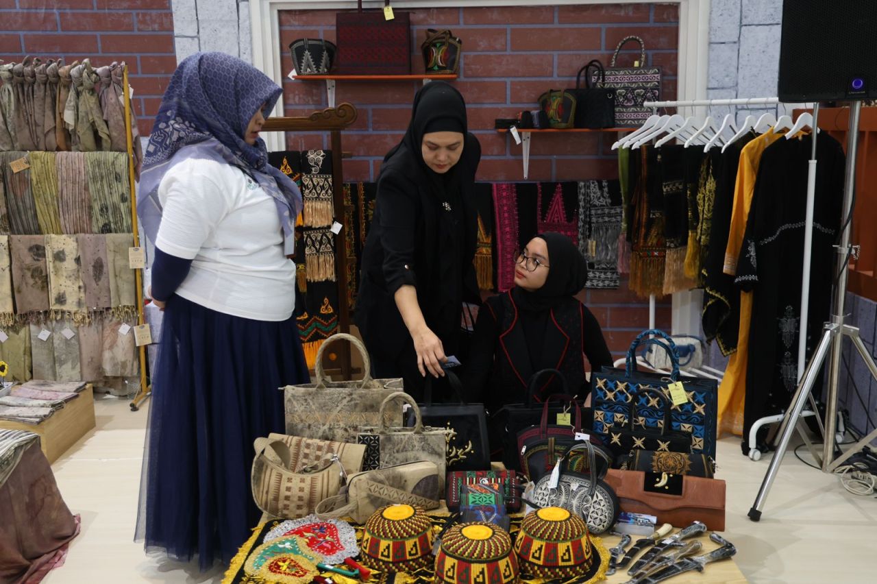 Di INACRAFT 2024, Produk Kerajinan UMK Binaan PLN Dibanjiri Peminat