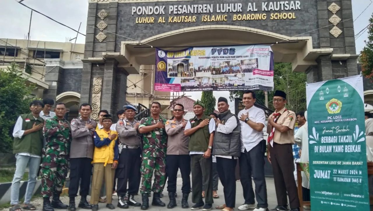 Bersama Koramil, Polsek Kesambi Bagikan Takjil Kepada Warga