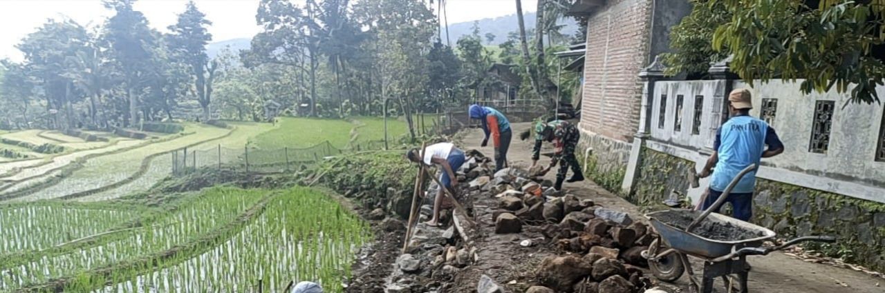 Jadi Wujud Kebersamaan Bersama, Babinsa Ngrambe Gotong-Royong Benahi Saluran Irigasi dengan Warganya