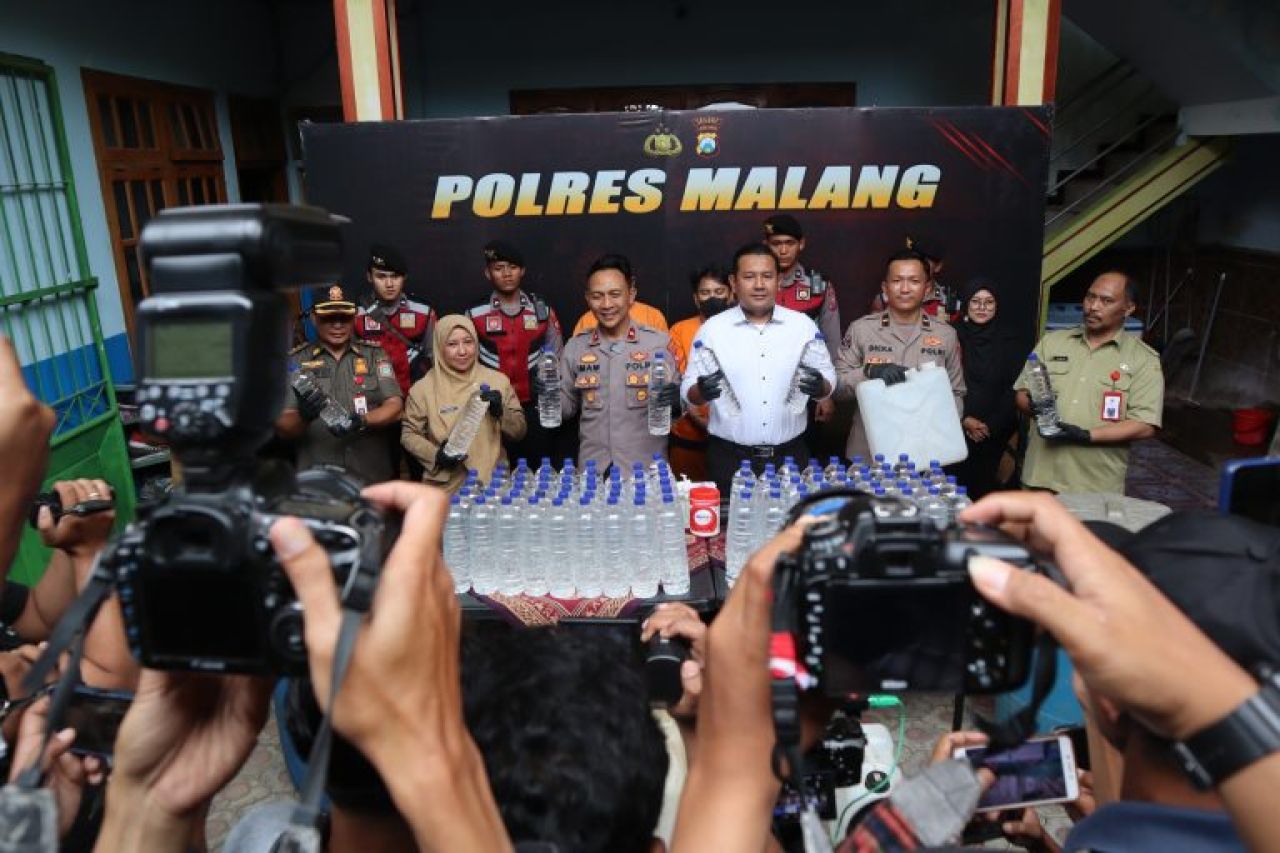 Ungkap Kasus Produksi Miras Illegal, Dua Pelaku Diamankan Polres Malang