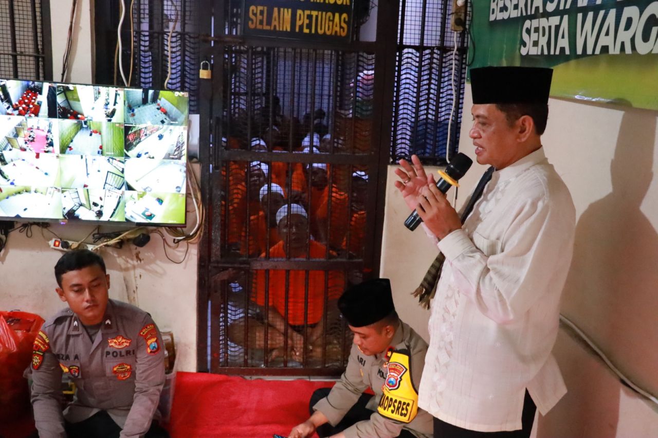 Momen Puluhan Tahanan Terima Tausiah Sebelum Buka Bersama Polres Tanjungperak