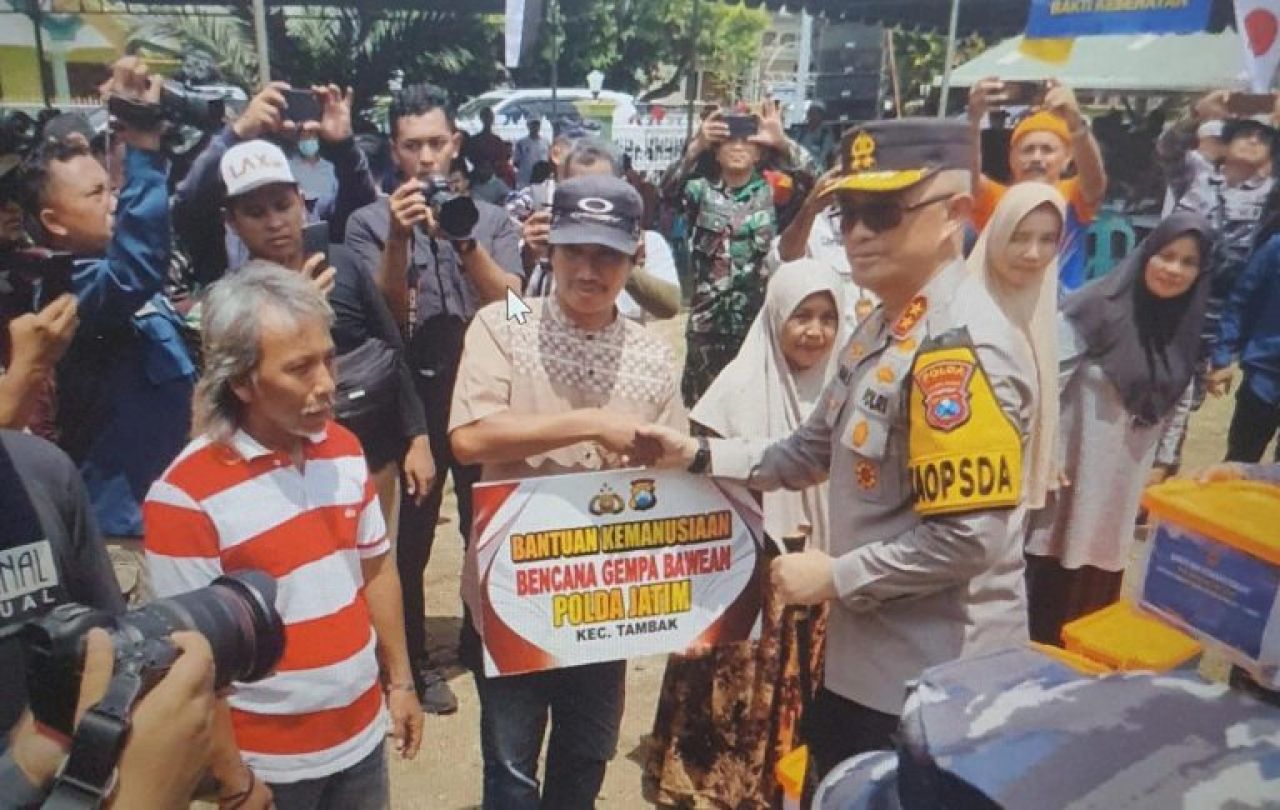 Dampingi Kepala Staf TNI AL, Kapolda Jatim Serahkan Bansos Untuk Warga Bawean yang Terdampak Gempa