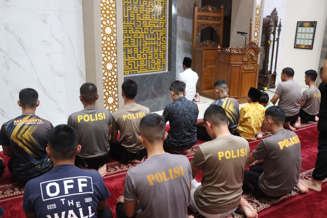 Manfaatkan Momen Bulan Ramadhan, Kapolres Cirebon Kota Pimpin Sholat Tarawih di Masjid Adz Dzikra