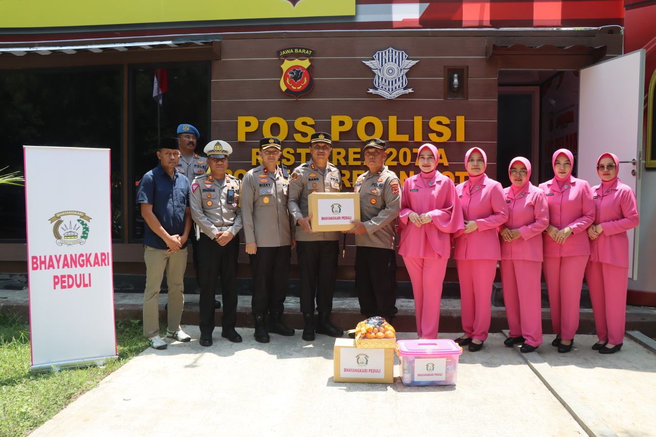 Berikan Spirit dan Motivasi, Kapolres Cirebon Kota Bersama Ketua Bhayangkari Kunjungi Pospam