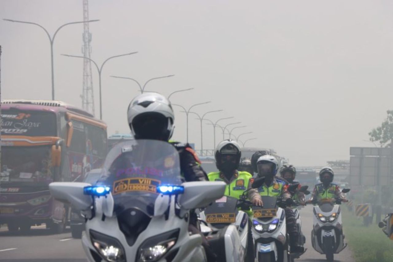 Polwan Polresta Cirebon dan Kowal Cirebon Imbau Pengendara Tidak Berhenti di Bahu Jalan Tol
