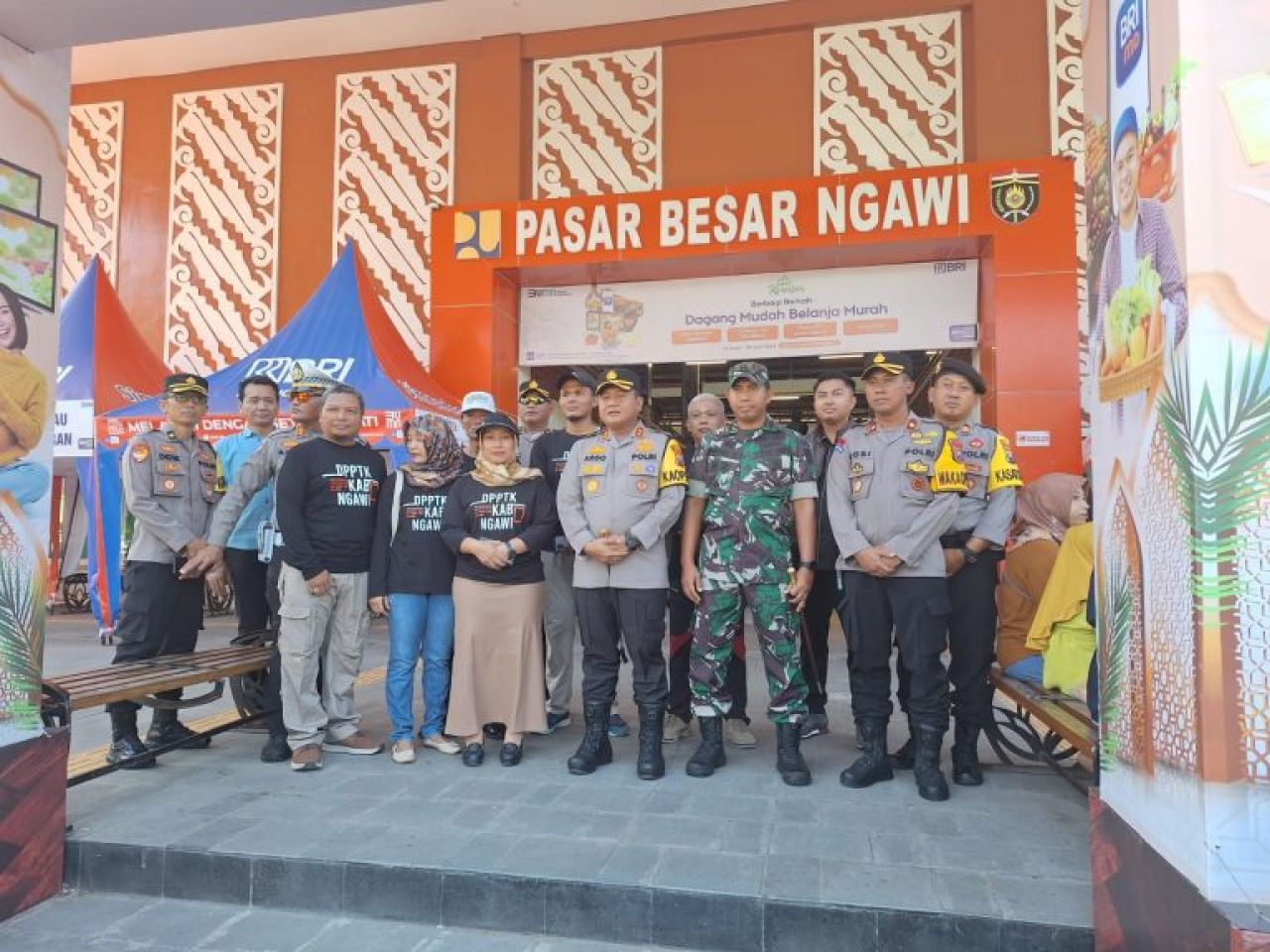 Jelang Lebaran, Dandim Ngawi Bersama Kapolres Memantau Harga Kebutuhan Bahan Pokok di Pasar Besar