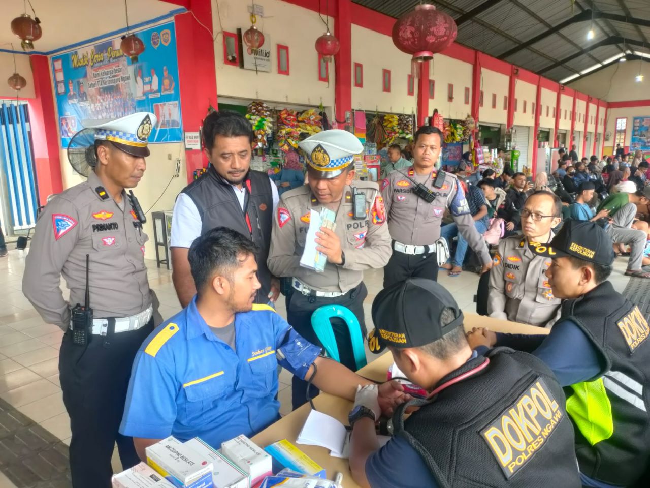 Jelang Arus Balik, Polres Ngawi Gelar Tes Urine dan Kesehatan bagi Sopir Angkutan Umum  