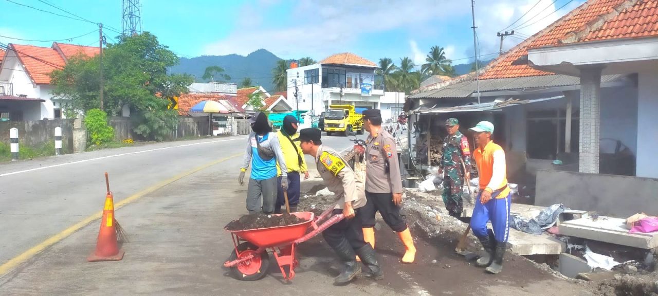 Sinergitas TNI Polri Bersihkan Saluran Air Pasca Banjir di Lumajang  