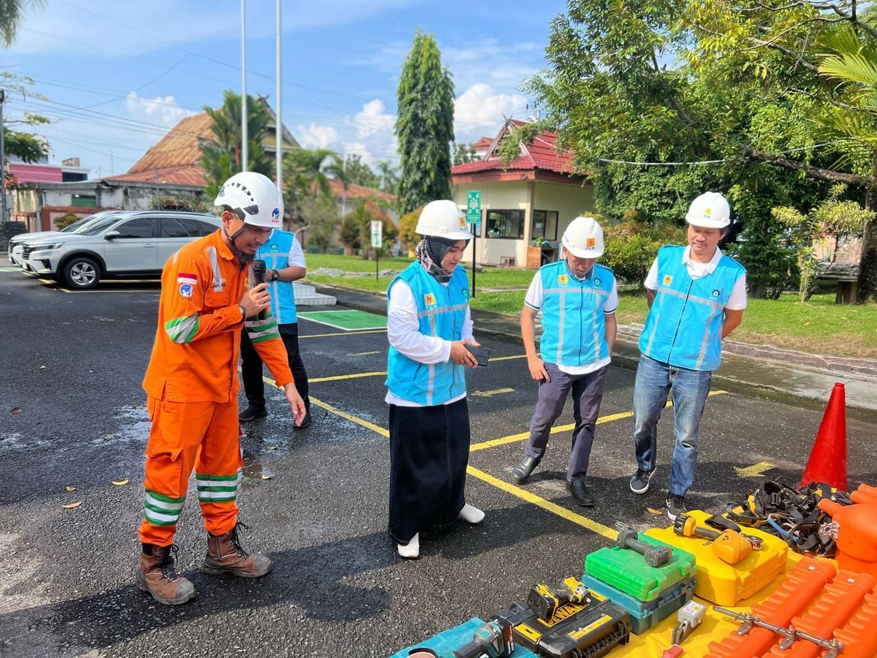 Kiprah Srikandi PLN di Lapangan, Hadirkan Listrik Hingga Ujung Nusantara
