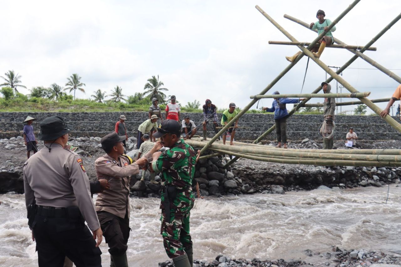 TNI-Polri dan Warga Lumajang Gotong Royong Bangun Jembatan Darurat Pasca Banjir Lahar Dingin Gunung Semeru  