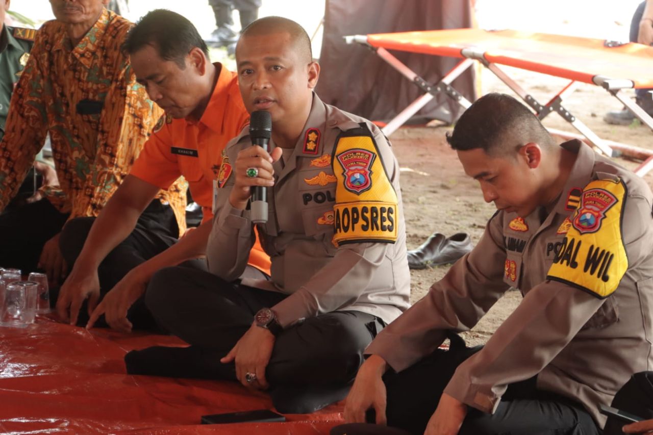 Polres Mojokerto Salurkan Bantuan Untuk Warga Terdampak Tanah Longsor di Dlanggu  