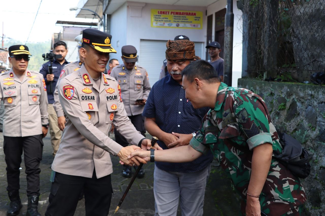 Jumat Curhat Polres Batu Sambangi Rumah Warga dari Pintu ke Pintu Tampung Aspirasi Masyarakat  