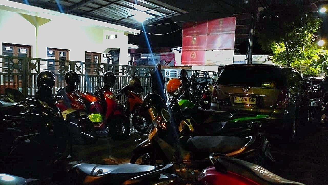 Oknum Dishub Surabaya Lakukan Pungli Parkir Liar Tarif 10 Ribu Per Sepeda Motor Saat Nobar AFCU-23