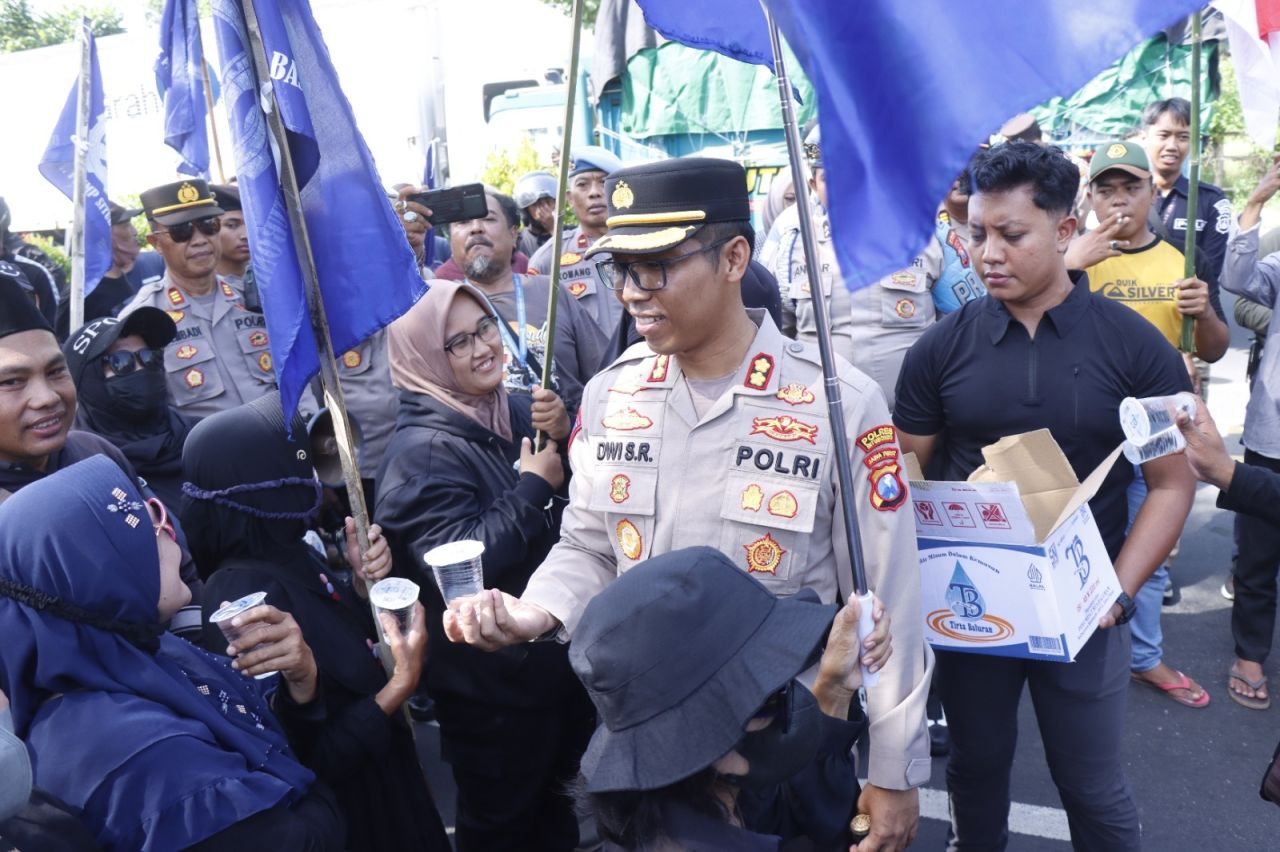 Berbagi Air Minum Saat Aksi Damai Buruh, Kapolres Situbondo Diserbu Emak-Emak Minta Selfie
