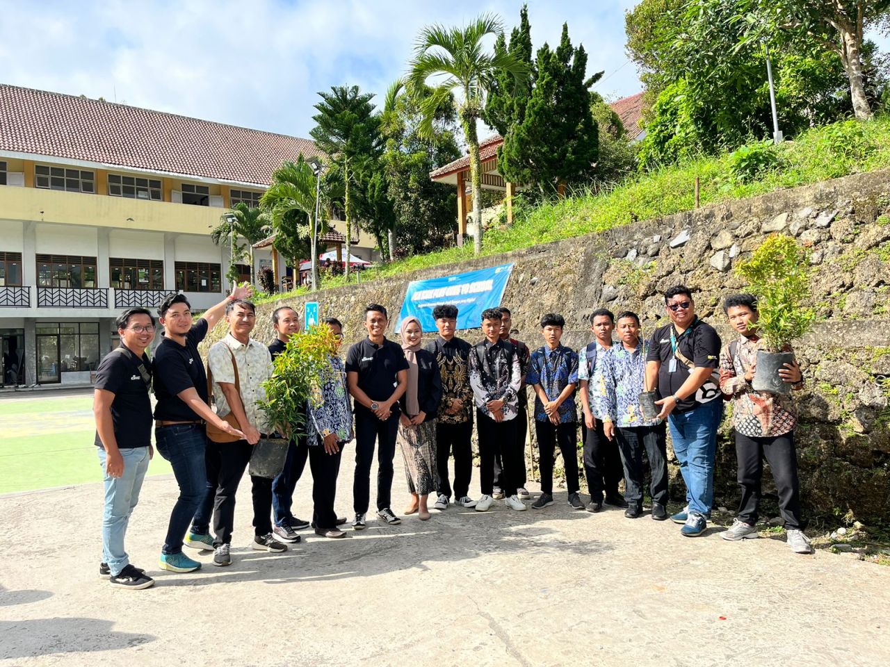 PLN Icon Plus Gelar CSR Goes To School di SMK Muhammadiyah 6 Donomulyo Untuk Peringati Hardiknas