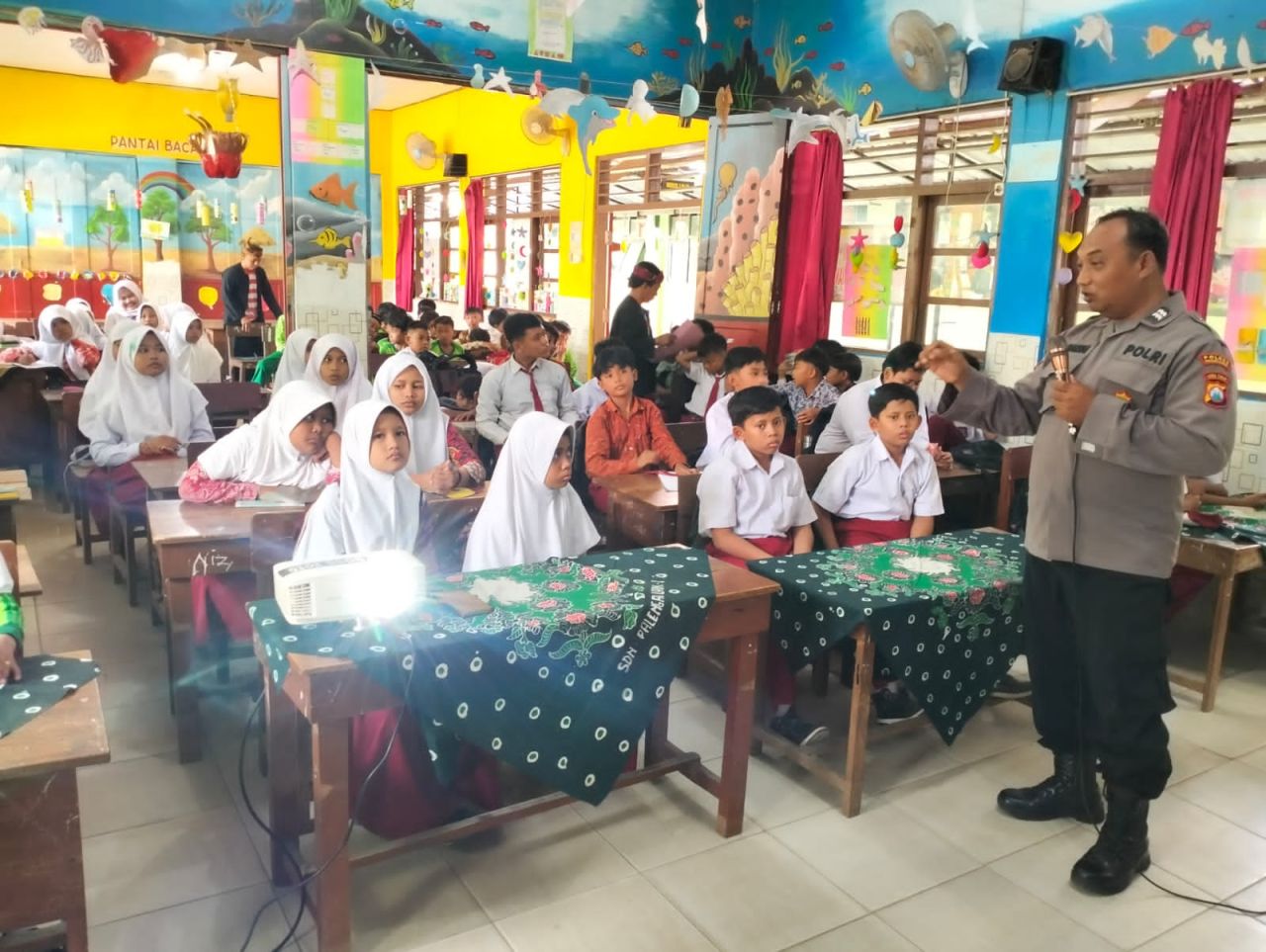 Stop Bullying, Polres Pamekasan Gencar Laksanakan Program Police Goes To School 