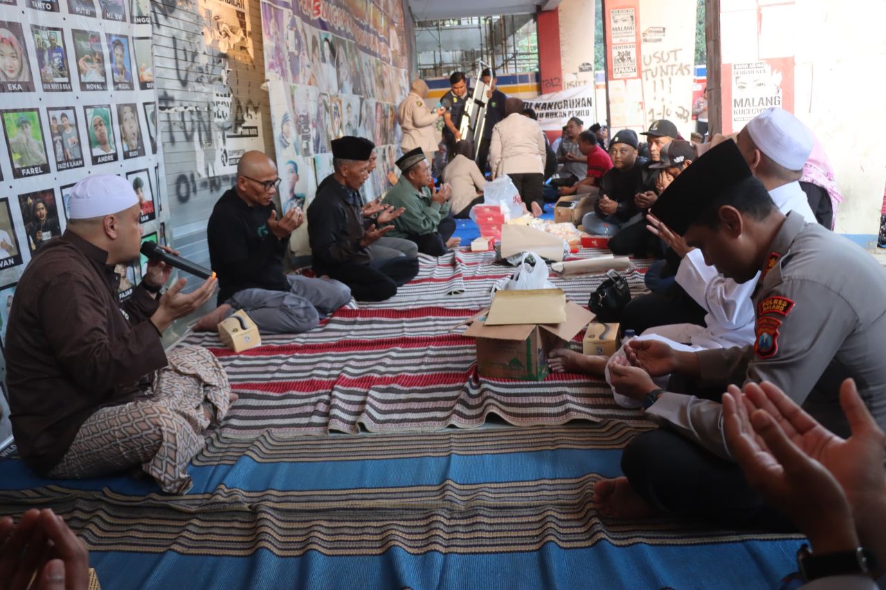 Polres Malang Bareng JSKK dan PK3 Gelar Doa Bersama di Pintu 13 Stadion Kanjuruhan