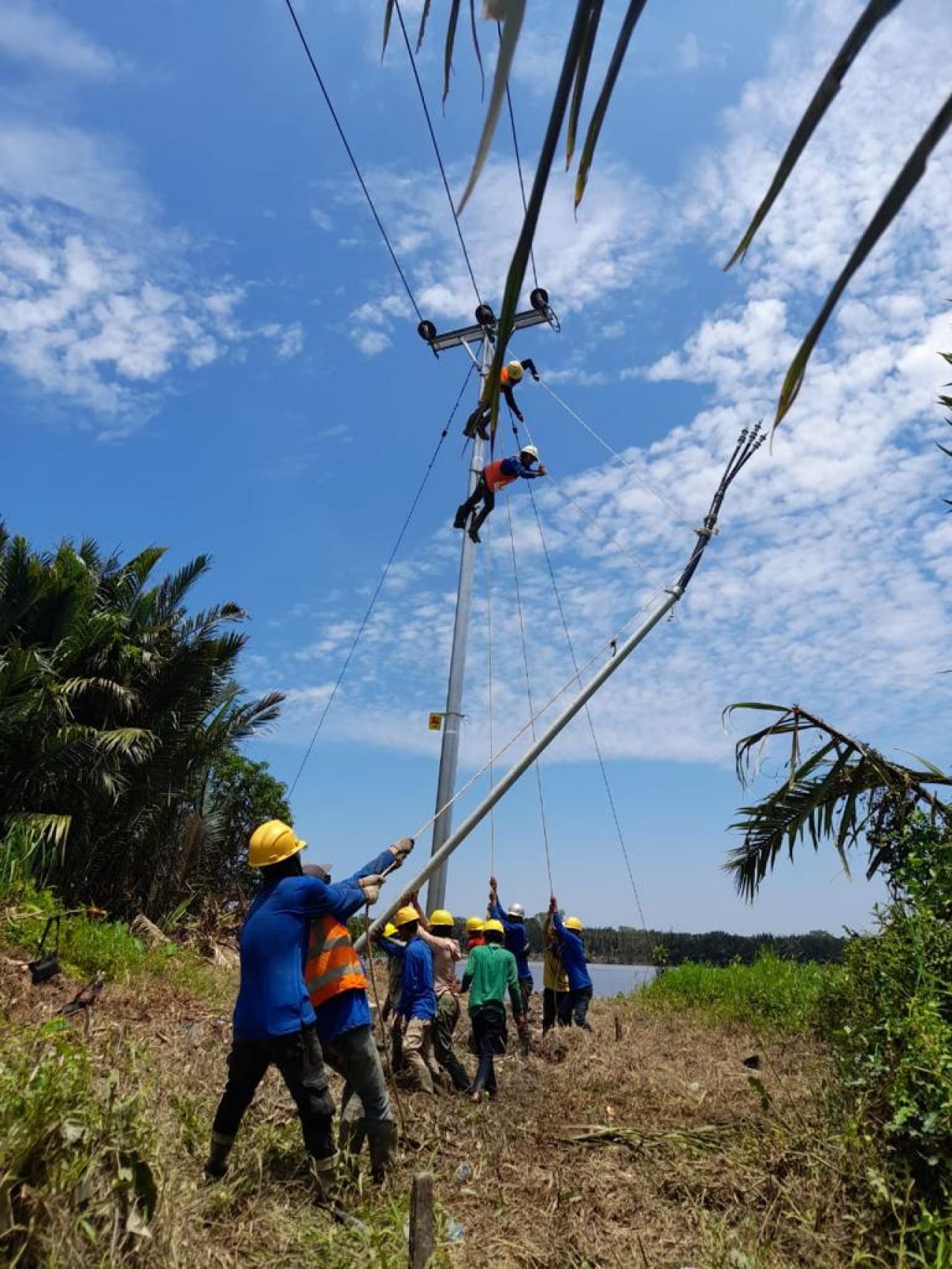 Jelang HUT RI, 13 Desa di Kabupaten Sintang Kini Terang dengan Listrik PLN