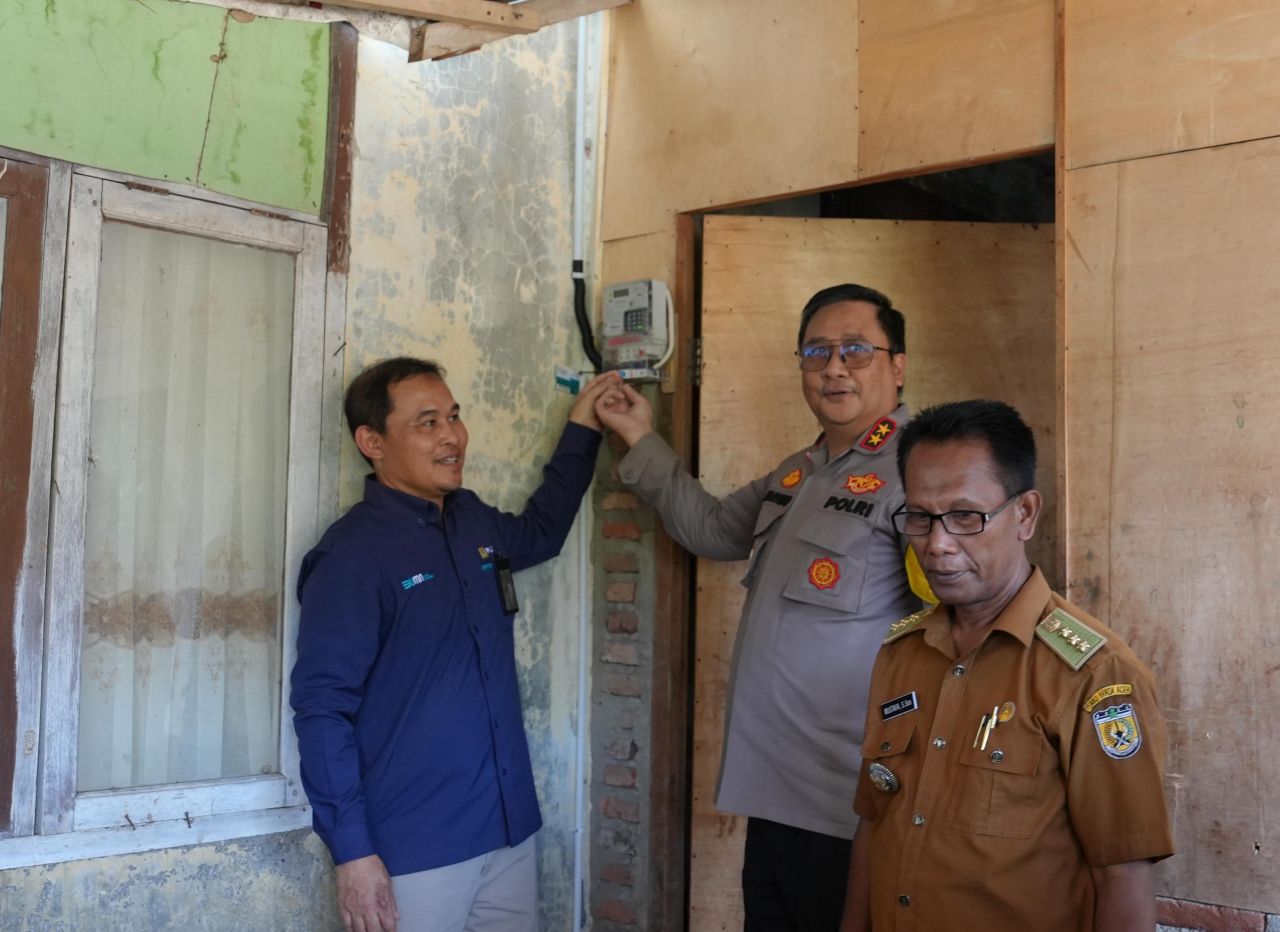 Rayakan HUT RI Ke-79, Donasi Pegawai PLN Nyalakan 7.357 Listrik Gratis bagi Keluarga Kurang Mampu