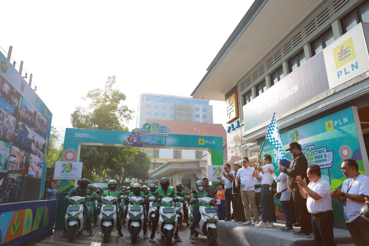 Peringati HLN Ke-79, PLN Kembali Pecahkan Rekor MURI Konvoi 2.200 Motor Listrik Terbanyak