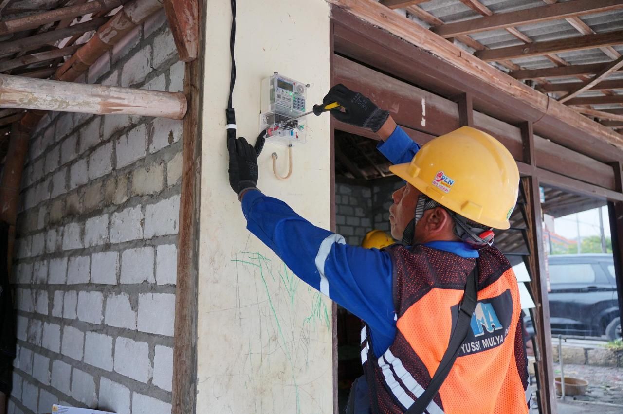 Sambut Nataru, PLN Berbagi Kebahagiaan Melalui Sambung Listrik Gratis Warga Tidak Mampu