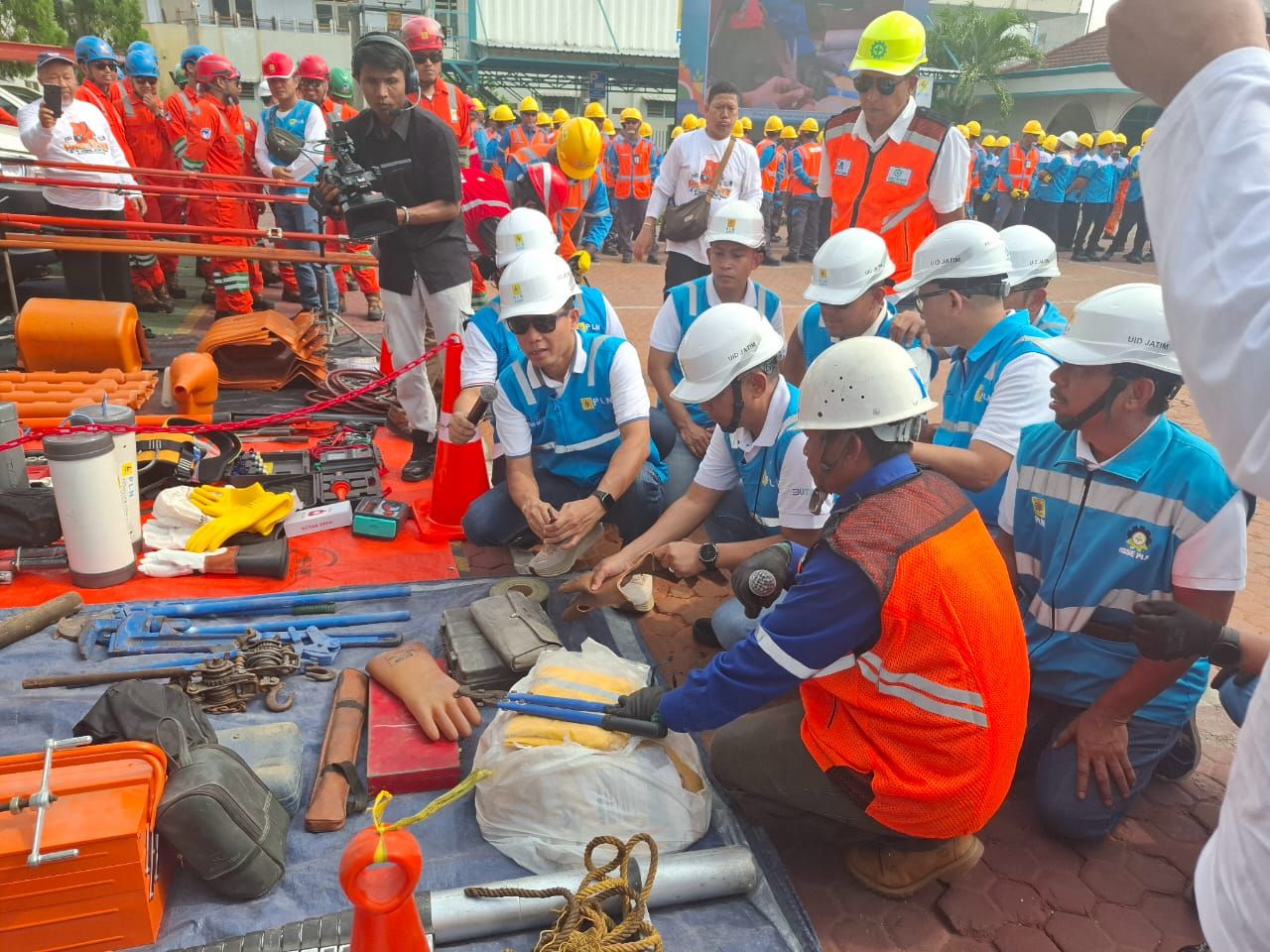 Ahmad Mustaqir GM PLN UID Jatim, Tinjau Kesiapan Alat K3 Sambut Natal 2024 & Tahun Baru 2025