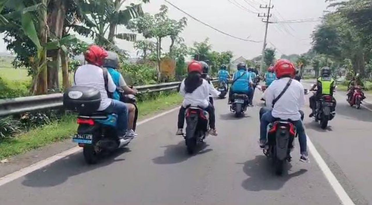 PLN UID Jatim Ajak Media Konvoi Promosikan Hematnya Kendaraan Listrik Jelang Nataru 2024 - 2025