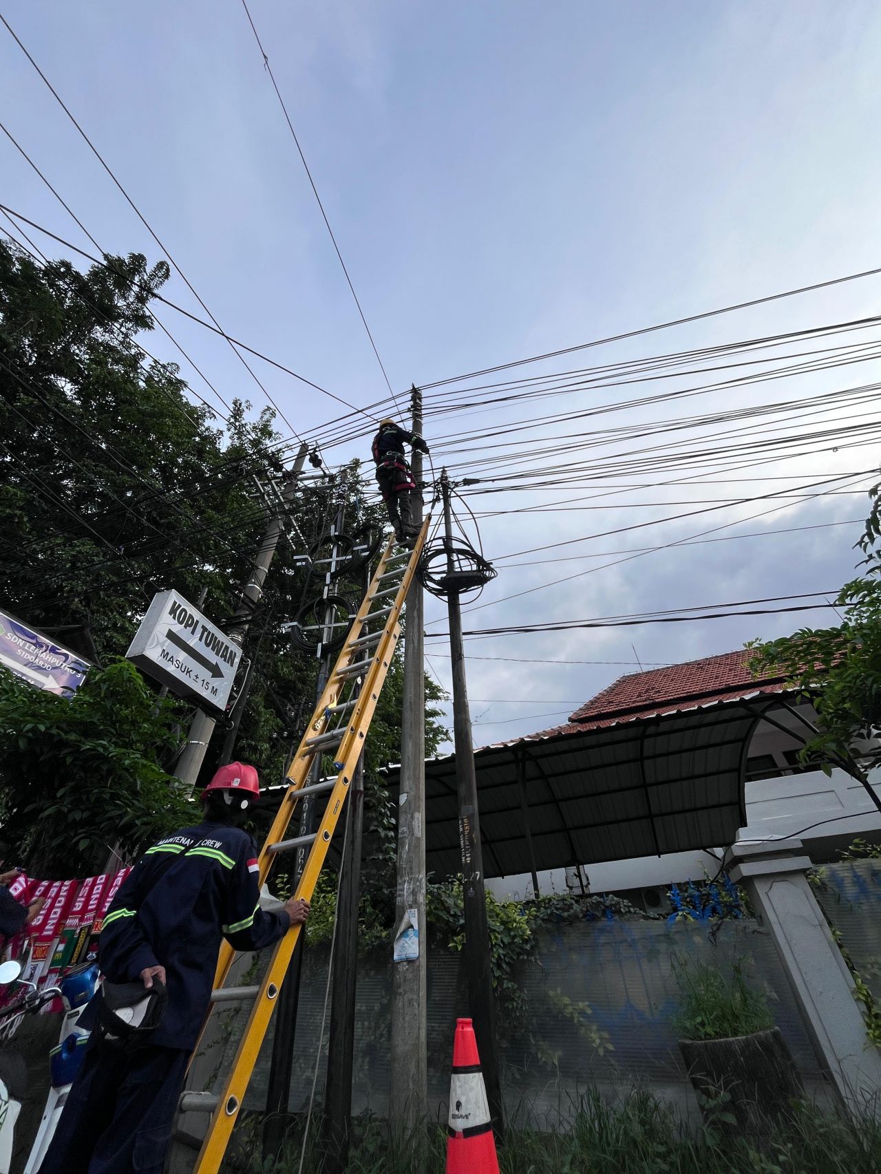PLN Icon Plus Tertibkan Kabel Ilegal di Tiang PLN Kota Sidoarjo untuk Dukung Mandiri U-20 Challenge Series
