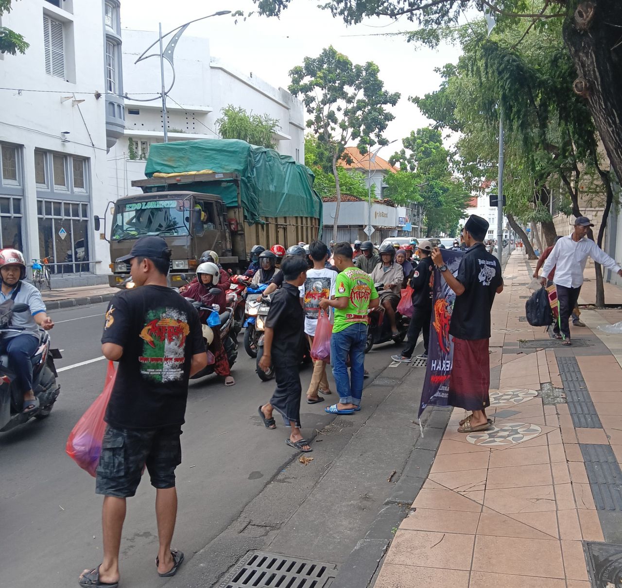 Komunitas Mendem Batandos Surabaya Gelar Aksi Amal, Bagikan 500 Takjil Gratis