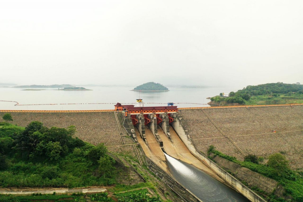 PLN dan Masdar Sepakat Kembangkan PLTS Terapung Usai Momen Idulfitri