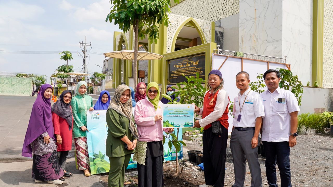 Program Iconnectivity for Green, PLN Icon Plus Jatim Lakukan Penanaman Pohon dan Pemberian Alat Kebersihan di Masjid An Nafi' Surabaya
