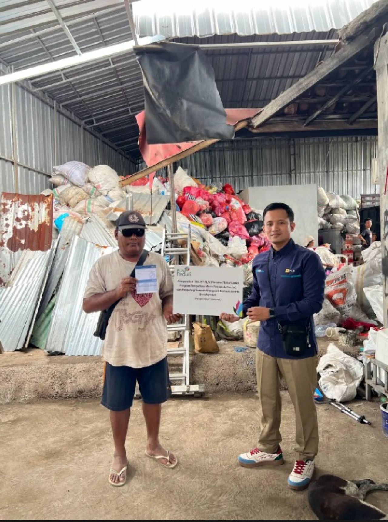 Dokumentasi Pencairan Dana Bantuan TJSL dari PLN UIP JBTB untuk Desa Nyitdah pada Program Pengadaan Mesin Pencacah, Pencuci, dan Pengering Sampah Anorganik berbasis listrik untuk Bank Sampah Sedap Malam di Desa Nyitdah, Kabupaten Tabanan, Bali.