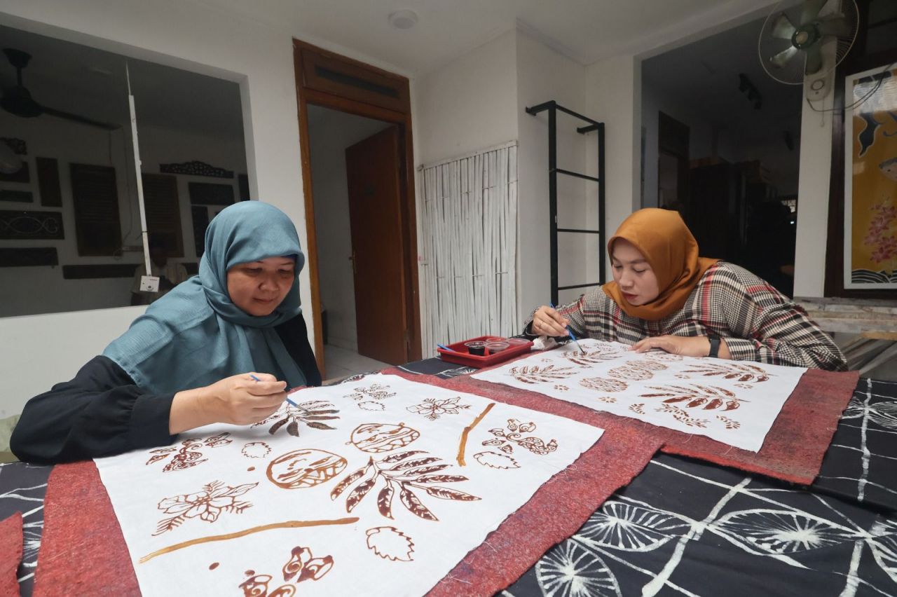 Ilustrasi proses kreatif membatik oleh penyintas kanker dan difabel di Rumah Batik Palbatu, Tebet, Jakarta Selatan. Program Rumah Batik Palbatu dari PLN UID Jakarta Raya menjadi salah satu program penerima Predikat Platinum dalam ajang Nusantara CSR Award