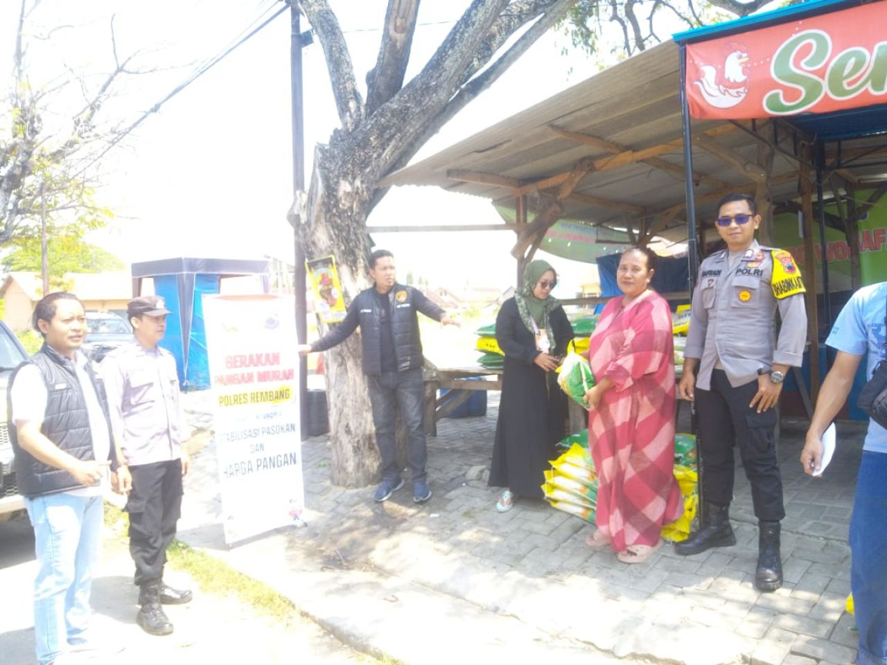Sediakan 1 Ton Beras , Polsek Sarang Bantu Ringankan Beban Warga Lewat Gerakan Pangan Murah