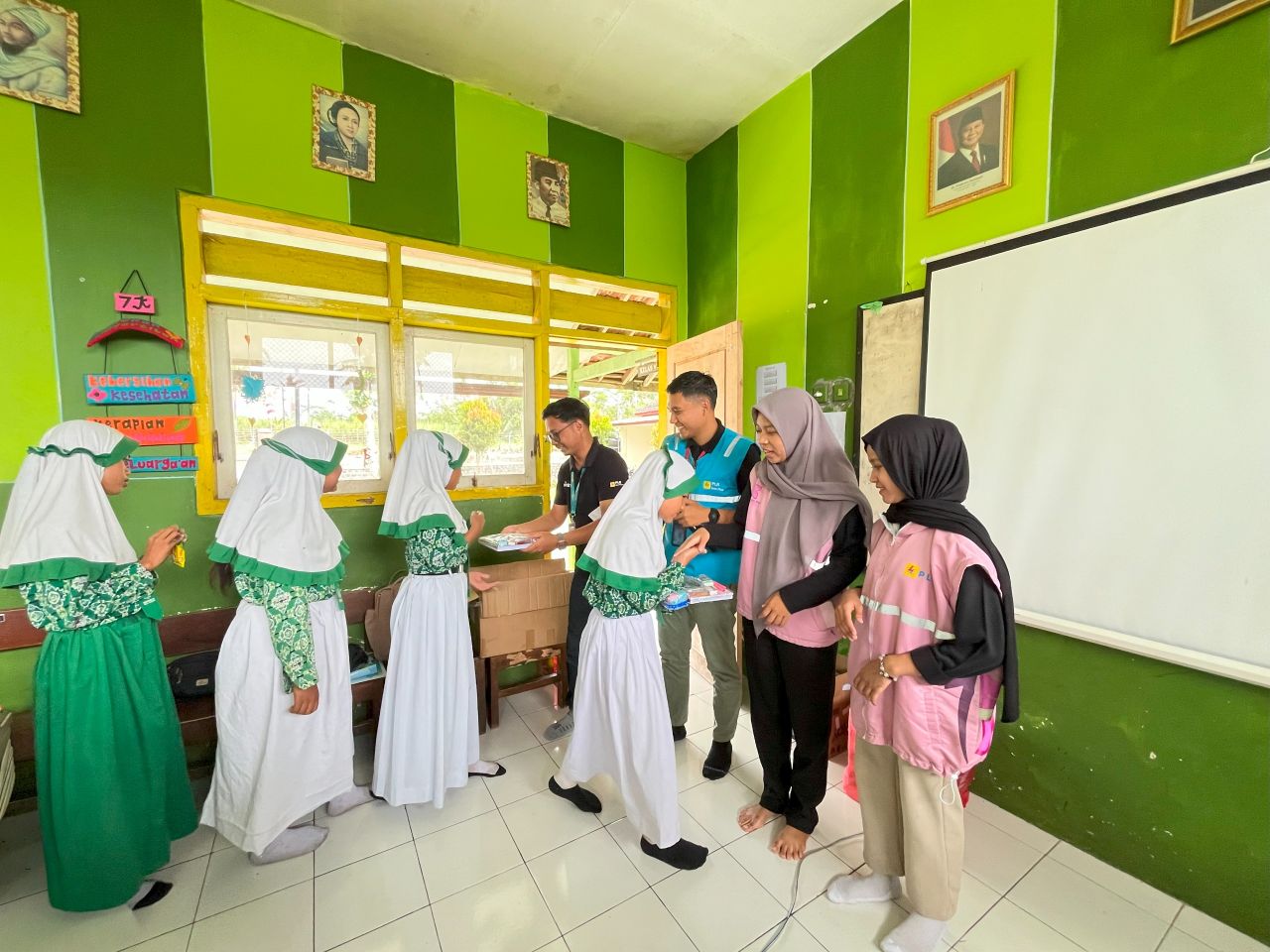 PLN Icon Plus Jatim Wujudkan Kepedulian Pendidikan dan Tebar Kebahagiaan untuk Siswa SD Islam Roudlotul Jannah Lumajang