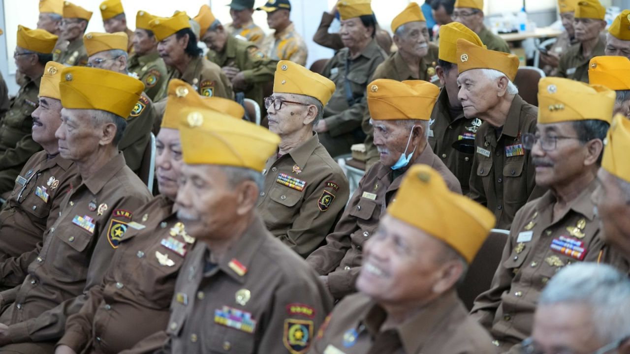 Momen Hari Pelanggan Nasional, PT PLN (Persero) UIP JBTB Gelar Apresiasi Kebangsaan dan Berbagi Kebahagiaan Bersama Keluarga Veteran dengan YBM PT PLN