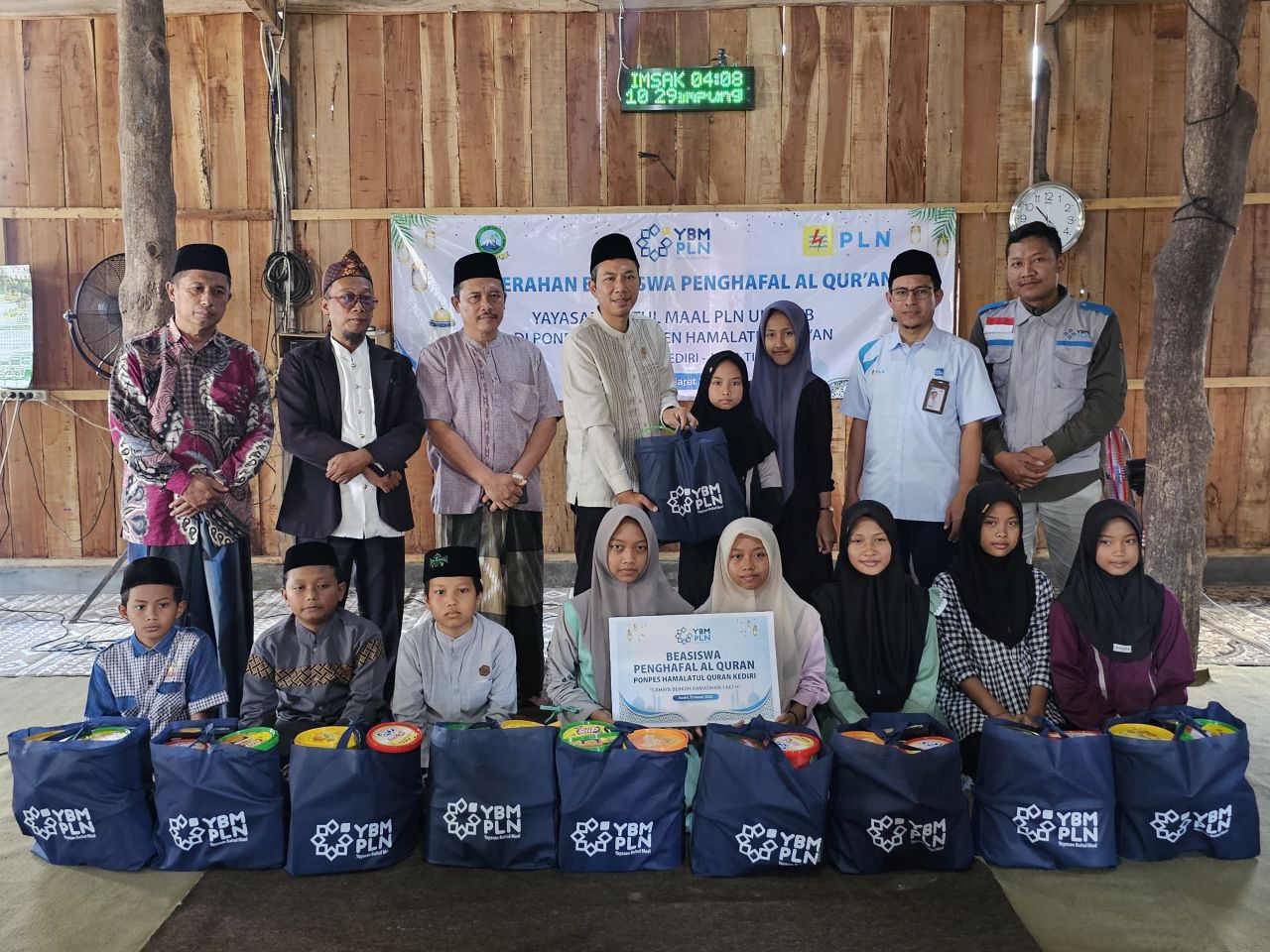 Beasiswa Tahfidz Warnai Program Cahaya Berkah Ramadhan YBM PLN UIP JBTB di Ponpes Hamalatul Qur’an Kediri