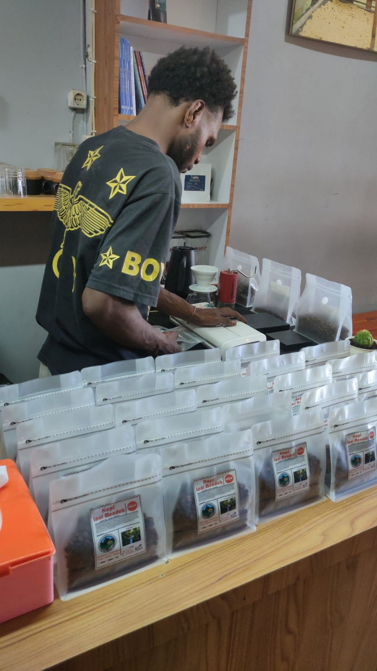 Moment Hari Buruh, PLN Peduli Bantu Kopi Tiom Papua Tembus Pasar Nasional dan Tingkatkan Penghasilan Petani