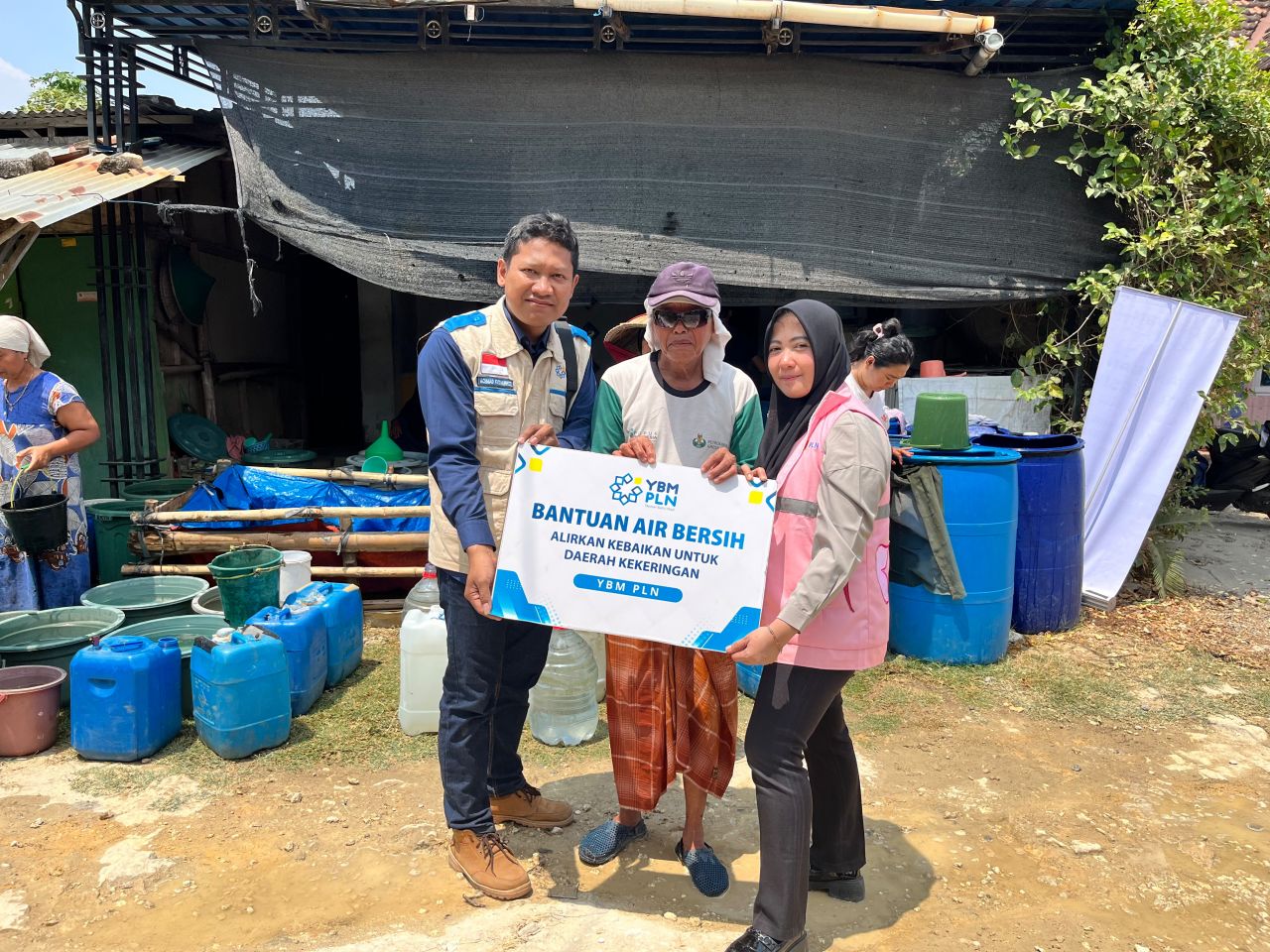 Di Tengah Kekeringan, YBM PLN UIP JBTB dan Srikandi PLN Salurkan 40 Ribu Liter Air untuk Warga Lamongan