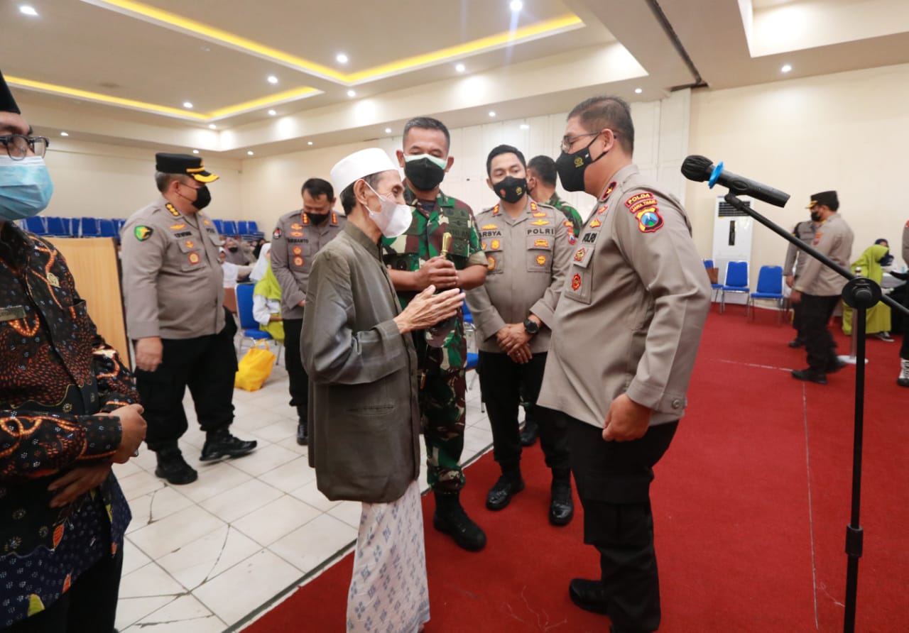 Ikuti Kegiatan Vaksinasi Serentak, Wakapolda Jatim Berikan Apresiasi Kepada Forkopimda dan Masyarakat Probolinggo